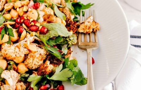 veganes Essen auf einem weißen Teller mit weißem Hintergrund