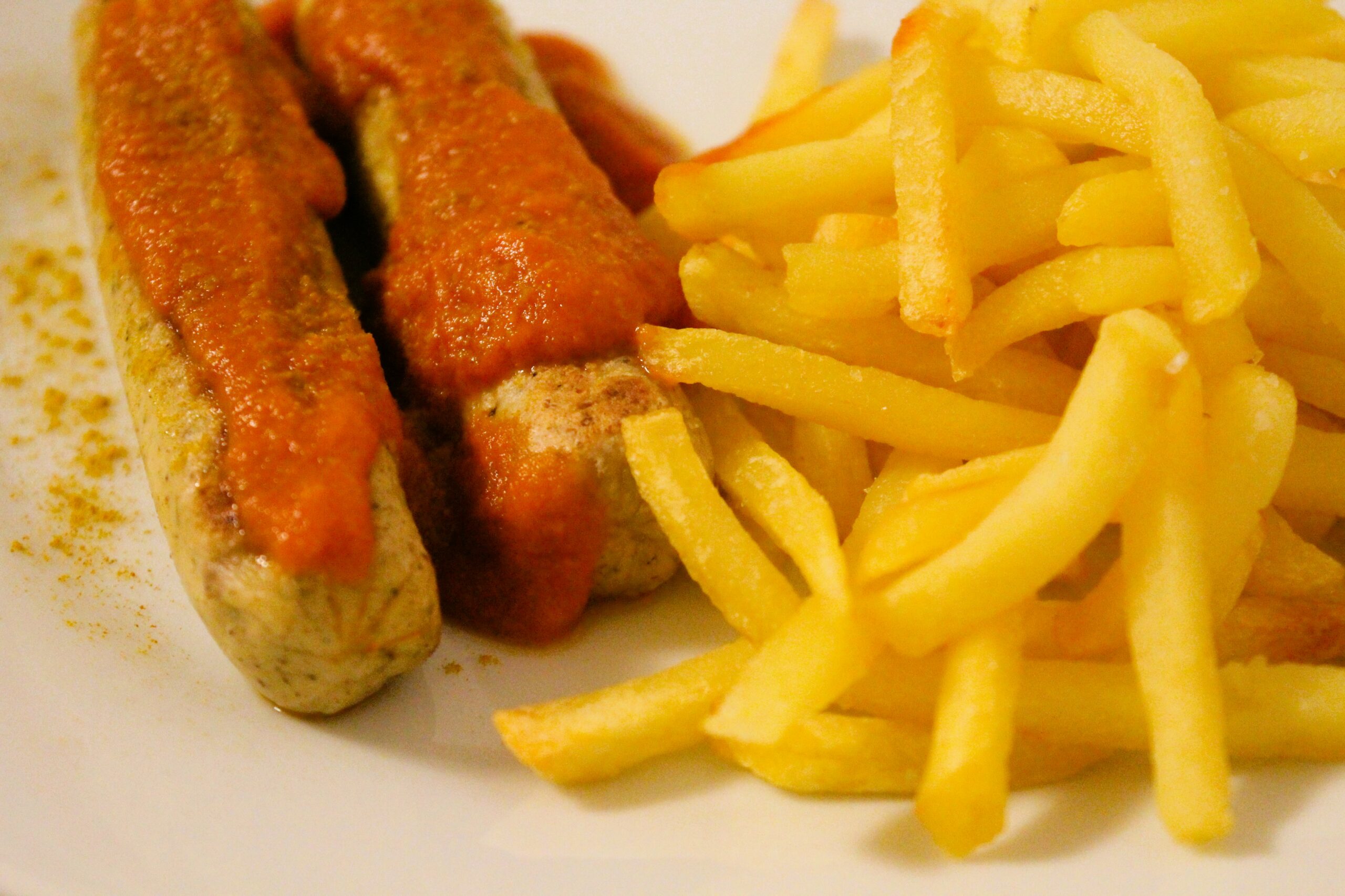 vegane Currywurst aus Tofu mit Currysoße und Pommes