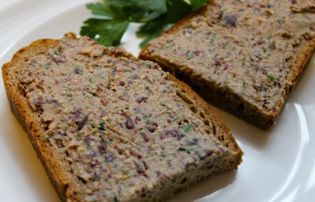 2 Scheiben Brot mit veganer Leberwurst