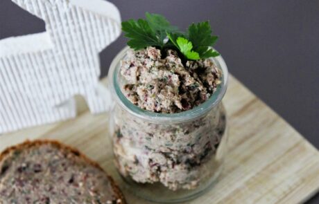 ein glas mit veganer Leberwurst aus Kidneybohnen und Räuchertofu