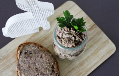 ein glas mit veganer Leberwurst aus Kidneybohnen und Räuchertofu